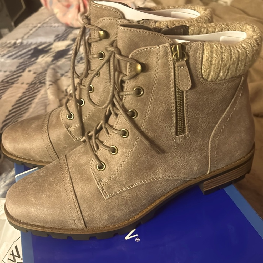 WHITE MOUNTAIN Shoes DAISY Women's Lace-up Water Resistant Bootie!!
